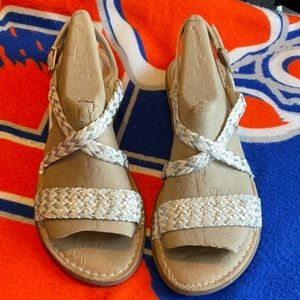 B.o.c. Dena White & Silver Faux Leather Flat Sandals Size 9M, Preowned